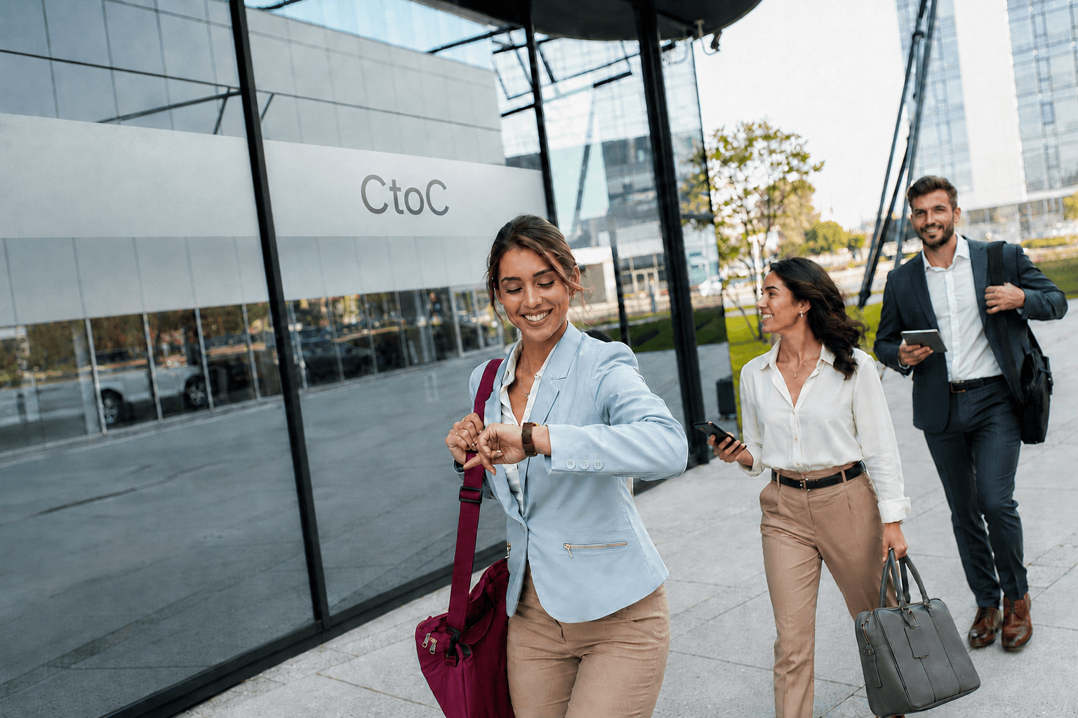 Profesionales caminando frente a las oficinas de CtoC