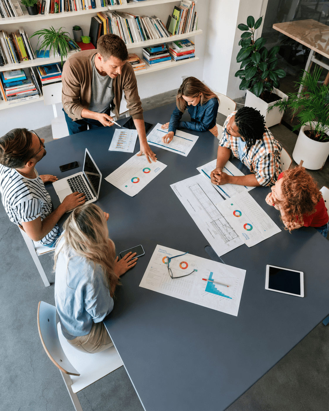 Equipo de trabajo analizando una estrategia comercial